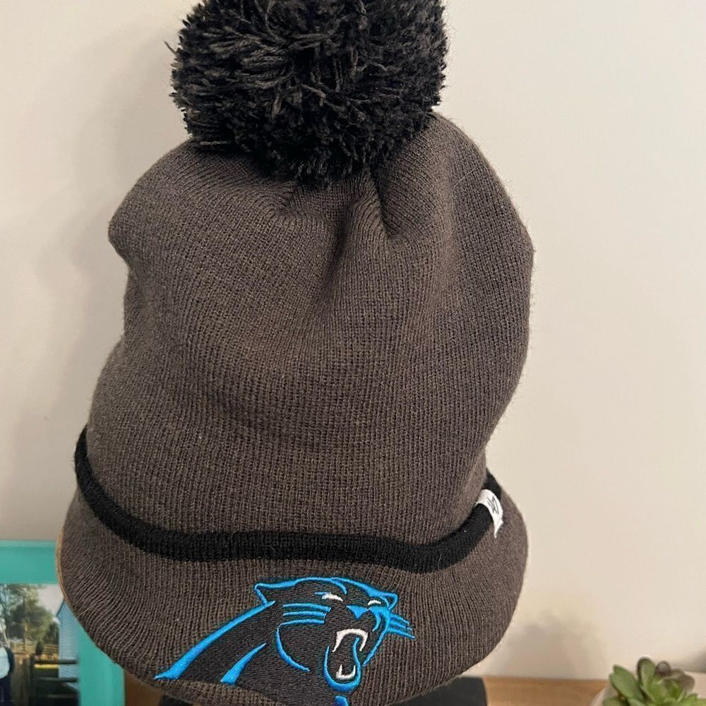 Men’s 47’ Carolina Panthers winter Pom patch hat.